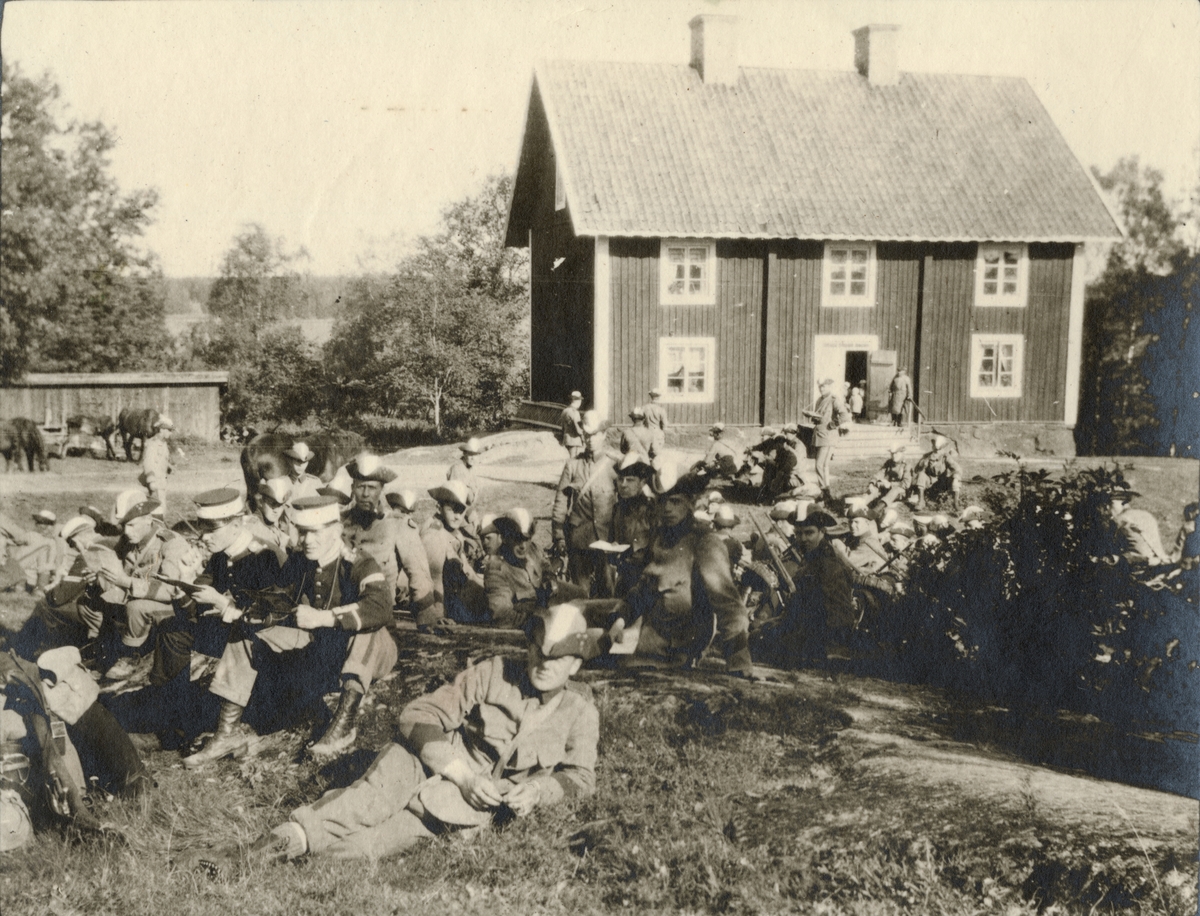 Text i fotoalbum: "Studentkompaniet under Svea lifgardes regementsövningar 1915."