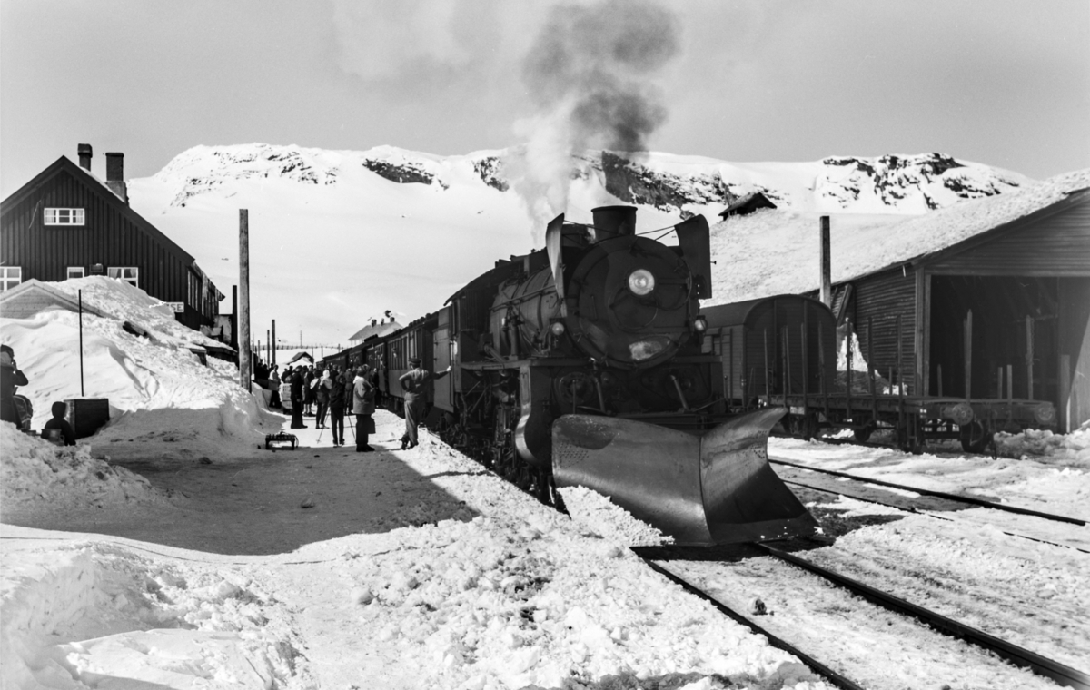 Ekstratog i forbindelse med påskeutfarten, tog 7654, på Finse stasjon. Toget trekkes av damplokomotiv type 31b nr. 418.