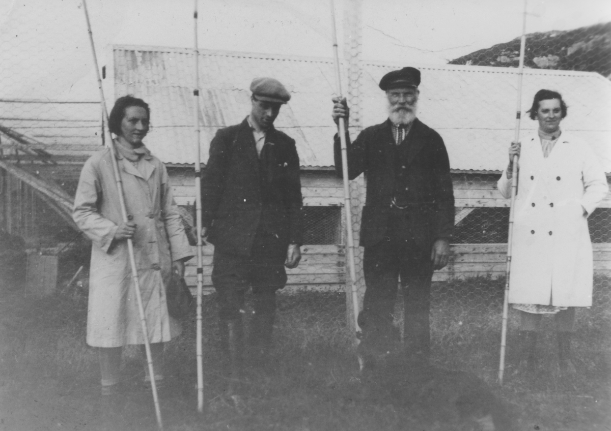 Agnes Wilsgård, Fredrik Jakobsen, Jakob Perali Jakobsen og Sigrun Wilsgård foran en revefarm Finnsæter i 1947.