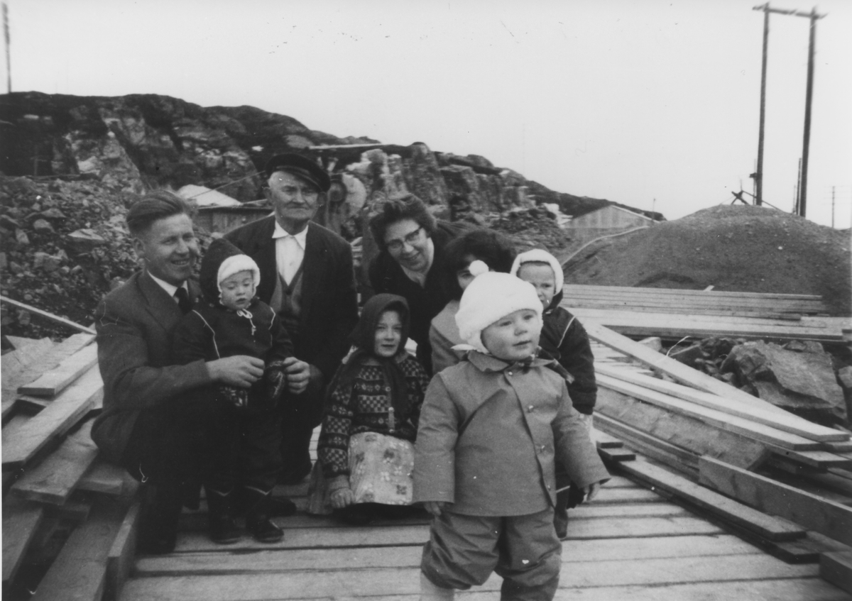 Einar Evertsen, Nils Gundersen og Ann isbeth Sivertsen på brua i Trångstraumen i 1963.
