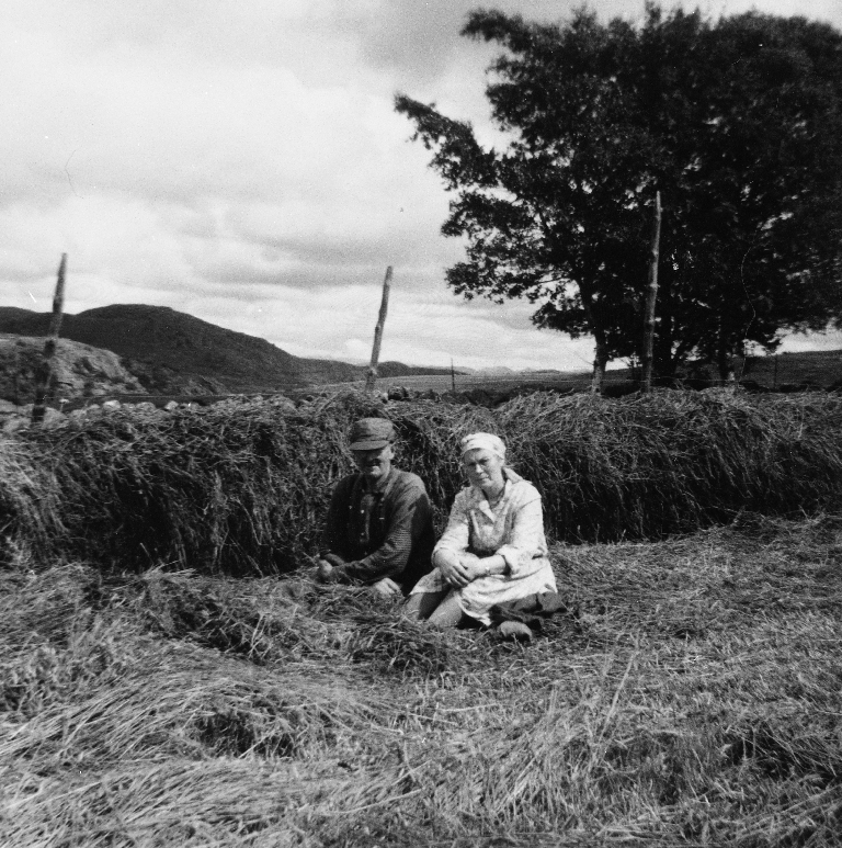 Ein "pust i bakken" ved høyheskja. Mikal Fjermestad (1901 - 1981) og Inger f. Grønhidler (1912 - 1978).