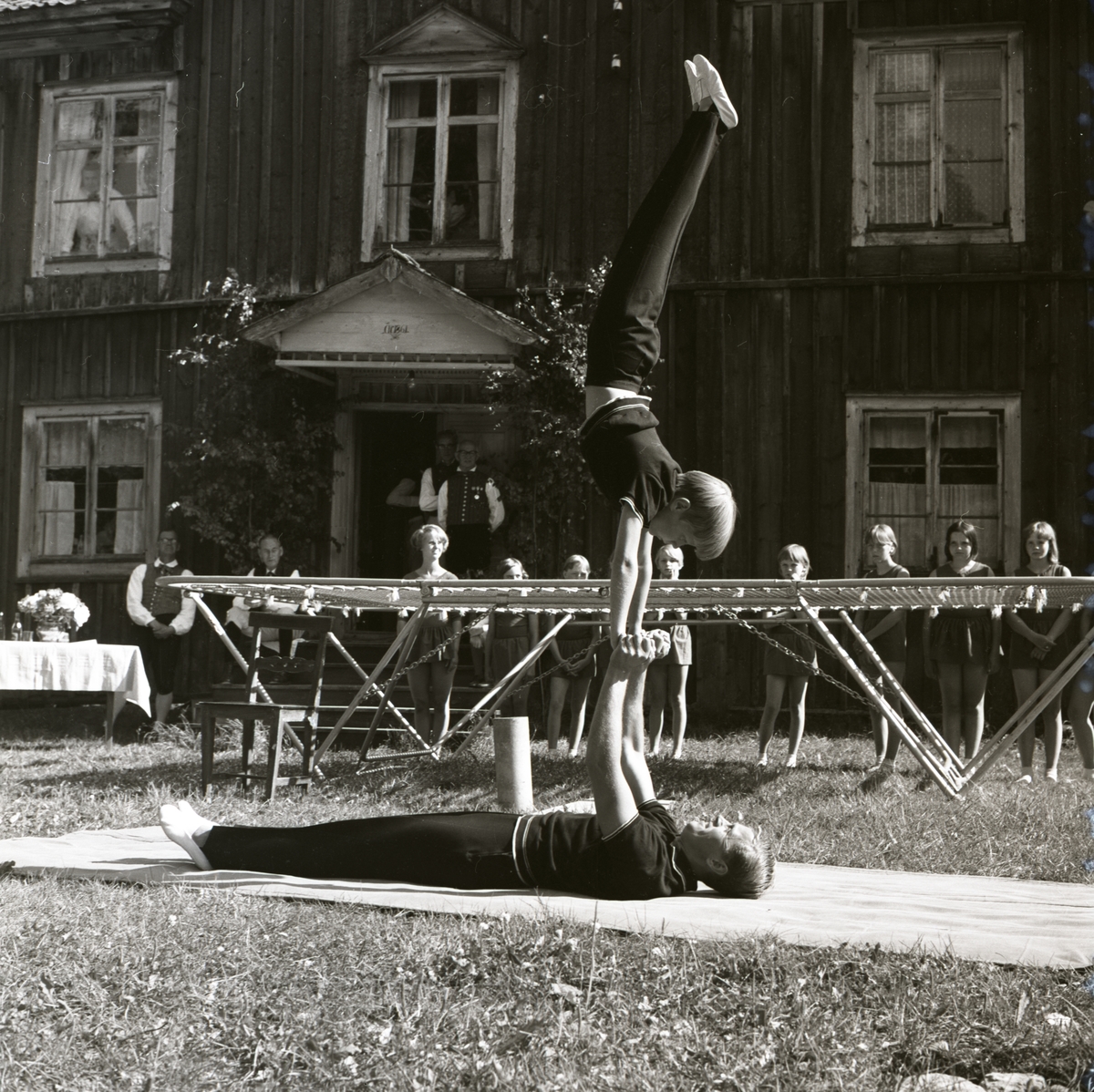 Två akrobater uppträder inför publik vid hembygdsgården i Rengsjö.