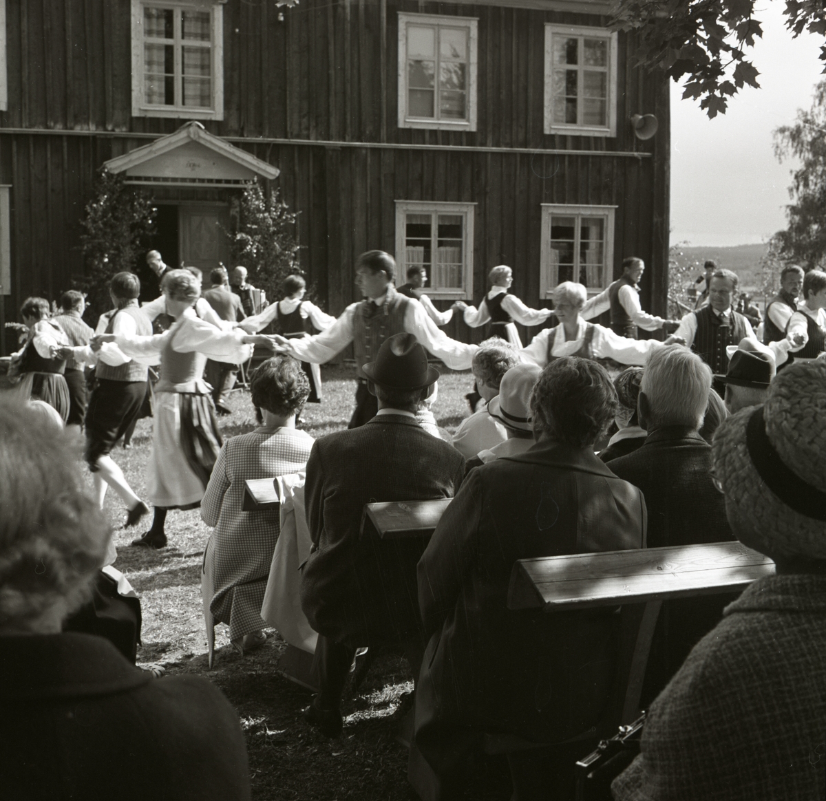 Folkdanslaget dansar inför publik vid hembygdsgården i Rengsjö.