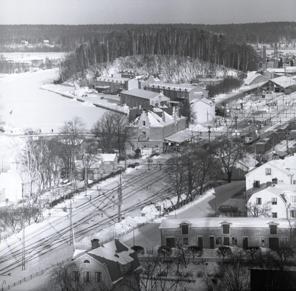Ett flygfoto över gamla järnvägsstationen i Söderhamn samt bostadshus.
