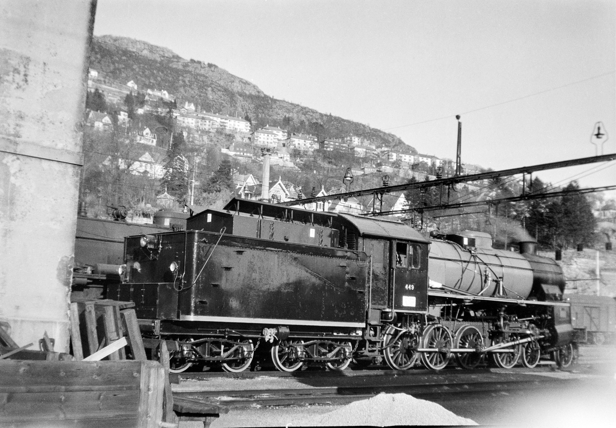 Damplokomotiv type 31b nr. 449 ved lokomotivstallen på Bergen stasjon. Lokomotivet er nymalt og nyrevidert.