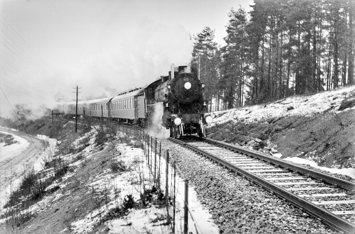 Tog 308 fra Otta ved Furuberget mellom Jessnes og Hamar. Toget trekkes av damplokomotiv type 1b nr. 402.