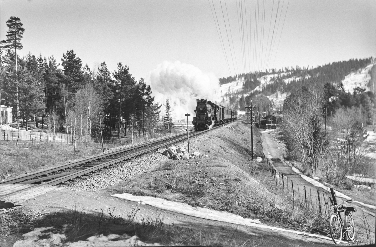 Tog fra Oslo Ø til Lillehammer, tog 321, ved Ulvestua holdeplass mellom Hamar og Jessnes. Toget trekkes av damplokomotiv type 30b nr. 362.
