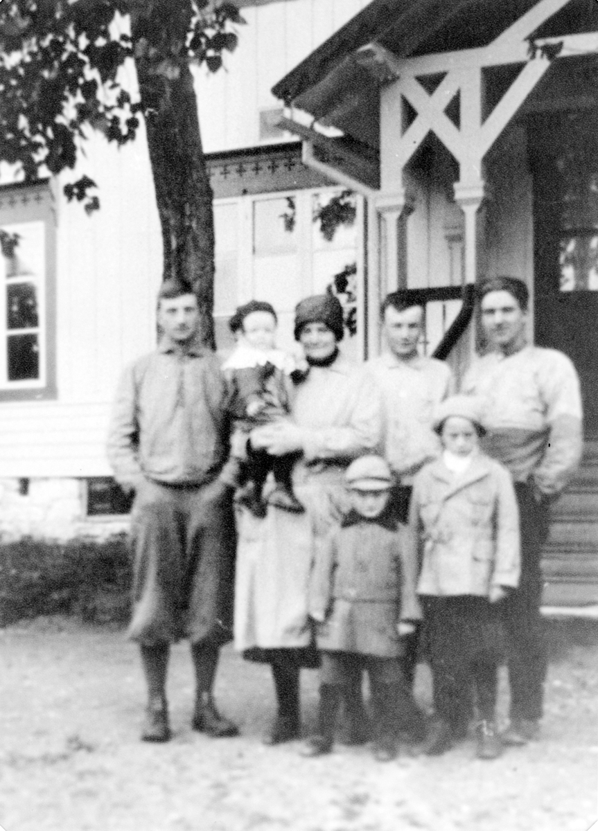 Rachel Haarseth med sine 6 sønner i 1930