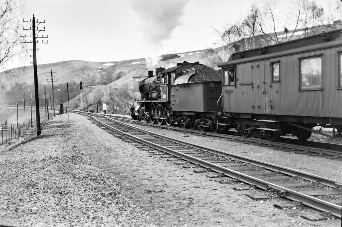 Forstadstog nr. 1726 fra Trondheim til Støren på Selsbakk stasjon. Toget stoppet på alle stasjoner og holdeplasser og brukte 1 1/2 time til Støren. Toget trekkes av damplokomotiv type 30a nr. 272.
