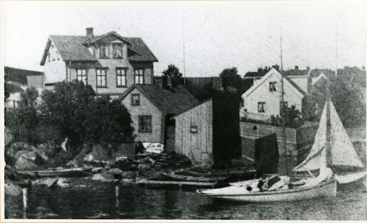 Fredrikstad,
Trosvikberget,
Trosvikgaten 21 (i bakgrunnen),
Floa (nåværende Mosseveien),
Kutteren i forgrunnen tilhørte J.Jensen,