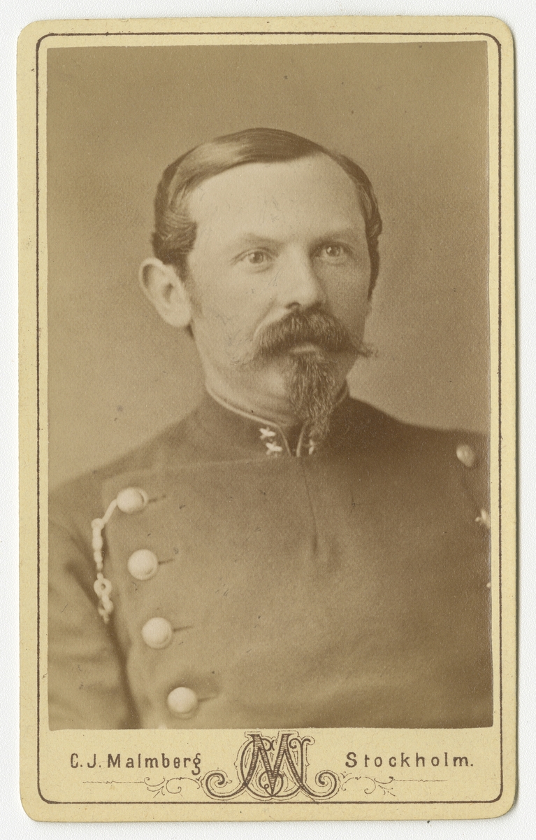 Porträtt av Sven Jonas Hallberg, löjtnant vid Södra skånska infanteriregementet I 25.
Se även bild AMA.0007590.