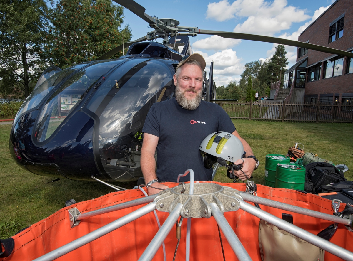 Brannhelikopterpilot John Arne Hellesø  før han skal demonstrere hvordan helikopteret blir brukt for å slukke skogbrann under De nordiske jakt- og fiskedager 2018. Skogbrannhelikopter.