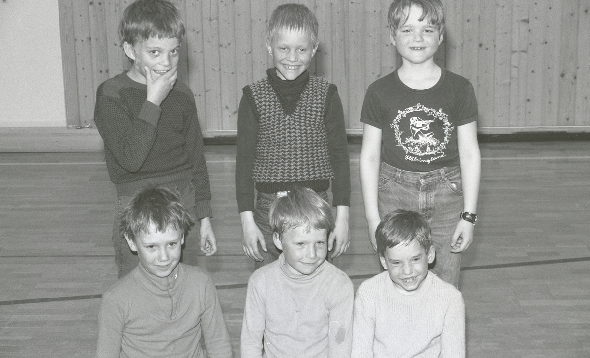 Trysil-Knut. Unge hallingdansere. Nede fra venstre: Thomas Østerhaug, ?, Andre Pedersen. Bak: Bjørn Frode Berg Skåret, ?, John Magnus Jota.