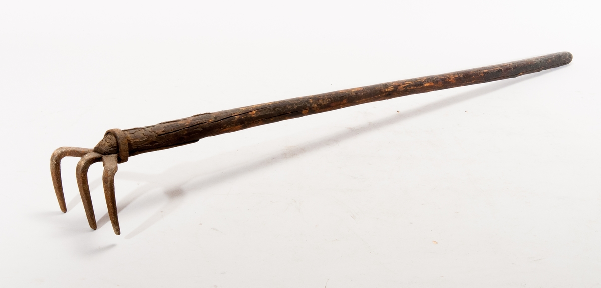 Skrädningsredskap av järn med skaft av trä. Mått: 1110 mm, bredd: 135 mm, höjd 130 mm, vikt 1,0 kg. Ett skrädningsredskap eller "luta" användes för att skrapa ut slagg i ugnar.