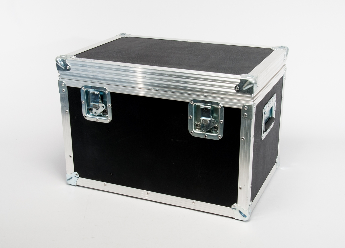 Transportlåda, avsedd för enheter till motion tracking-utrustning: sändare TM46379:2 och kontrollenhet TM46379:3. Tillverkad i plywood med aluminiumprofiler och inredd med stötupptagande plast.