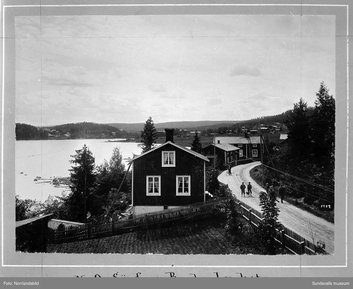 Gamla bilder från Attmar och Sörfors 1902. Originalfoto av fotografen Hildur Björklind, reprofotograferat för SCA.
1: Vy från Lucksta österut över sjön Marmen, Kampåkern, Ladsvedjan mot utloppet i Ljungan.
2: Vy söderut över gamla Sörfors bruk mot sjön Vikarn och Näset.
3: Lindsjön sedd från Sörlindsjö.
4: Lindsjön fotograferad från Sörforsåsen.
5: Sörfors bruk.
6: Sörfors trämassefabrik.
7: Attmars kyrka.
8: Landsvägen i Lucksta mot Sörfors.
9: Övre delen av sjön Marmen vid Ljungans inlopp. Tuna kyrka i bakgrunden.