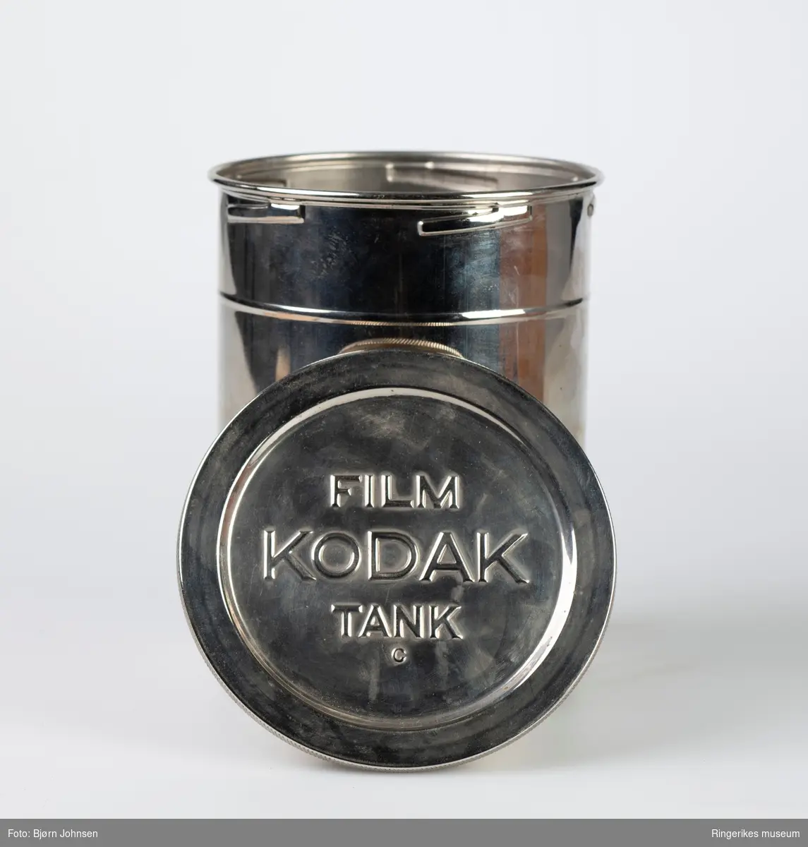 Kodak filmfremkallingsutstyr- Kodak filmtank ble produsert i perioden 1905-1937 
Settet består av en tre eske for å tre filmen inn på spoler,  en fremkallingsboks og en pakke med Kodak kjemi, Kodak developing powder.
Model B-2 fra 1916.