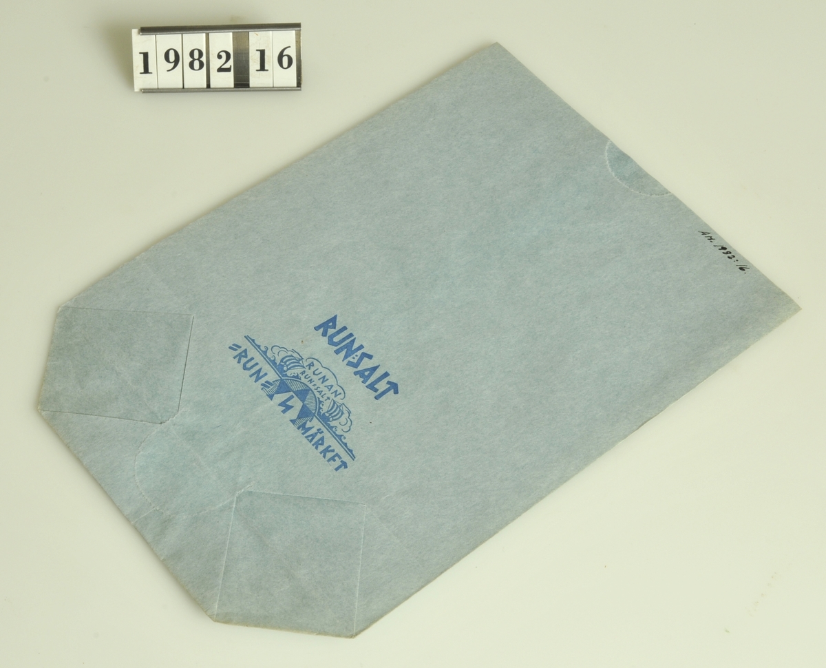 Av blått papper med text i blått tryck:
"RUN:SALT Run-Märket"

Storlek: 13,5 x 21,5 cm.
