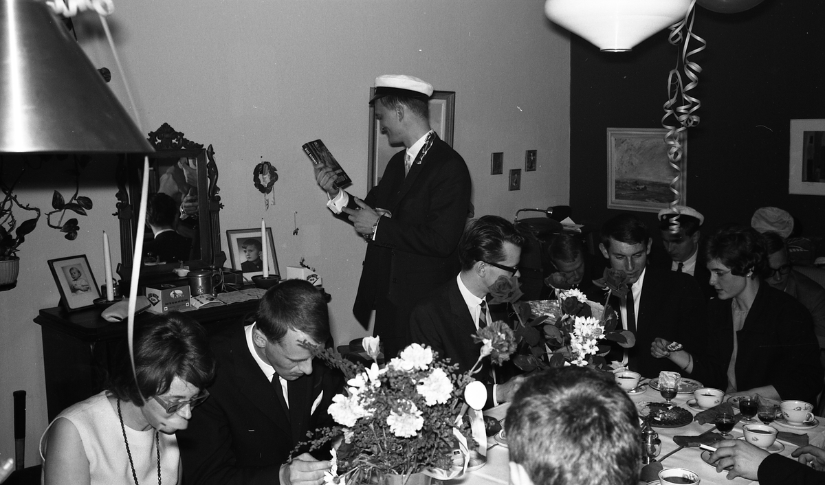 Studentfirande hemma hos familjen Köhler på Ringgatan, studenten Bo öppnar present, Uppsala 1962