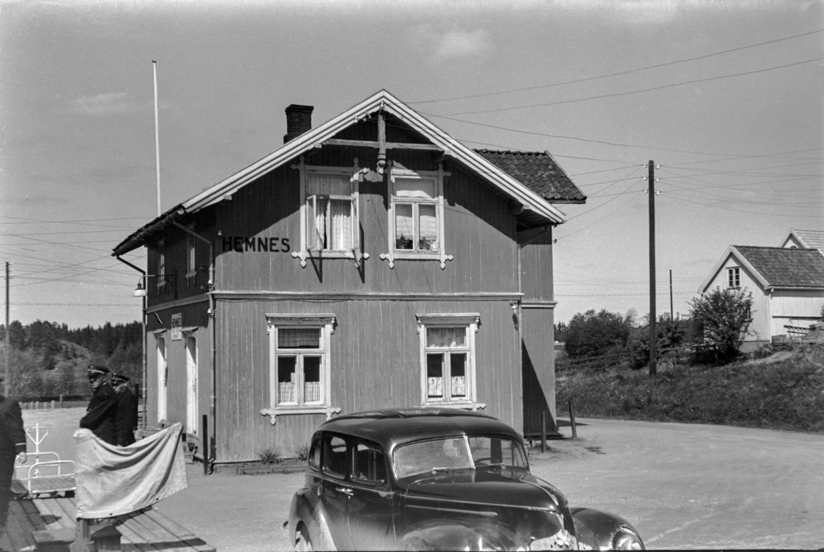 Hemnes stasjon på Aurskog-Hølandbanen. I forgrunnen en Hudson årsmodell 1939.