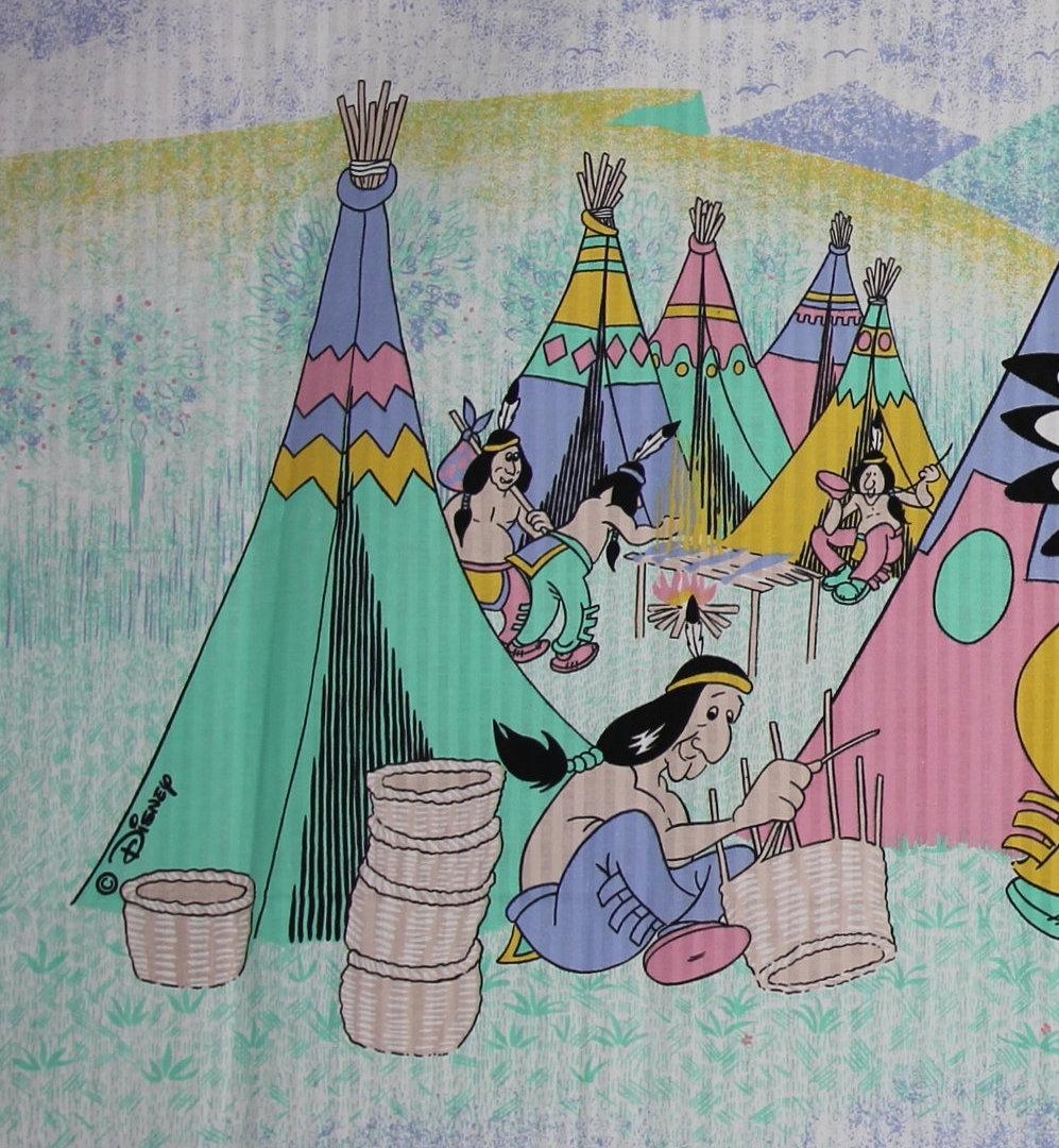 En scene fra Disney-filmen Hiawatha som viser en leirplass for amerikanske urbefolkning der en gruppe står i ring og ser på Hiawatha og hans far.