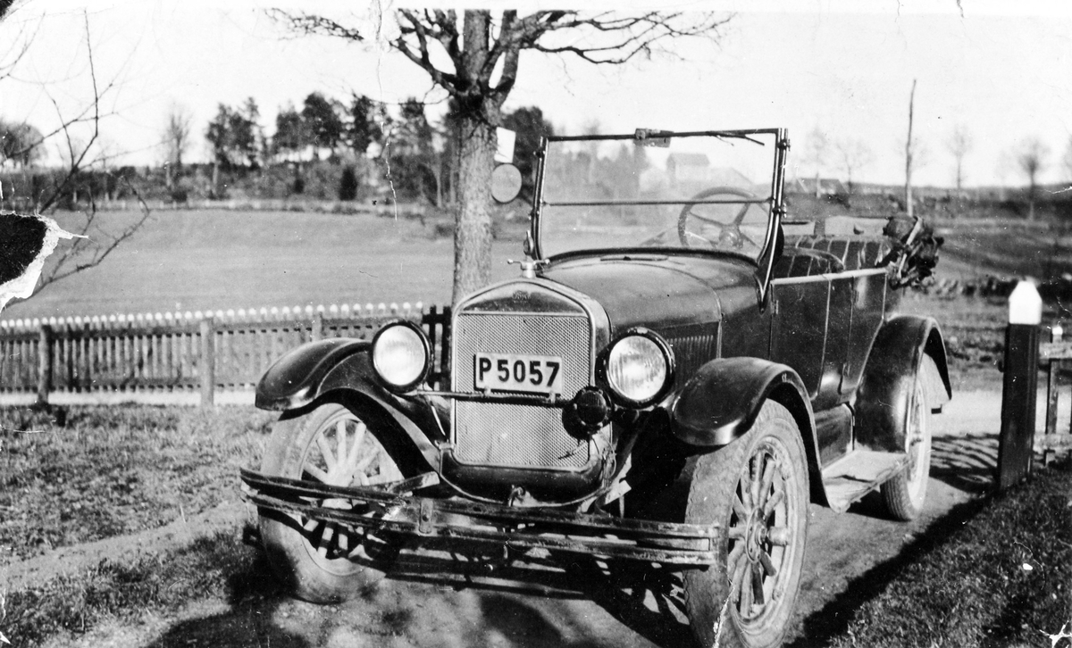 En T-ford, registreringsnummer P5057, med nedfälld suflett.
Bilen tillhörde Alf Sultan.