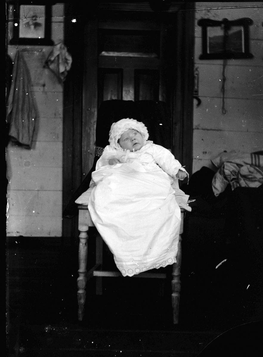 Fotoarkivet etter fotograf Aanund Olavson Edland. Barneportrett av barn i dåpskjole. Antatt år 1916.