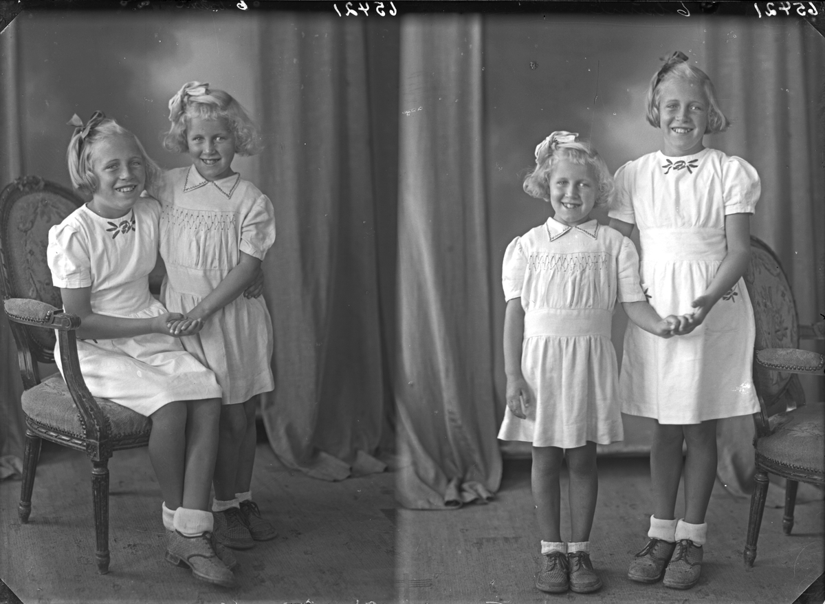 Gruppebilde. Familiegruppe på to. To unge lyshårede piker i lyse sommerkjoler med sløyfer i håret. Søstre. Bestilt av Lorens Hals. Breidablikgt. 177