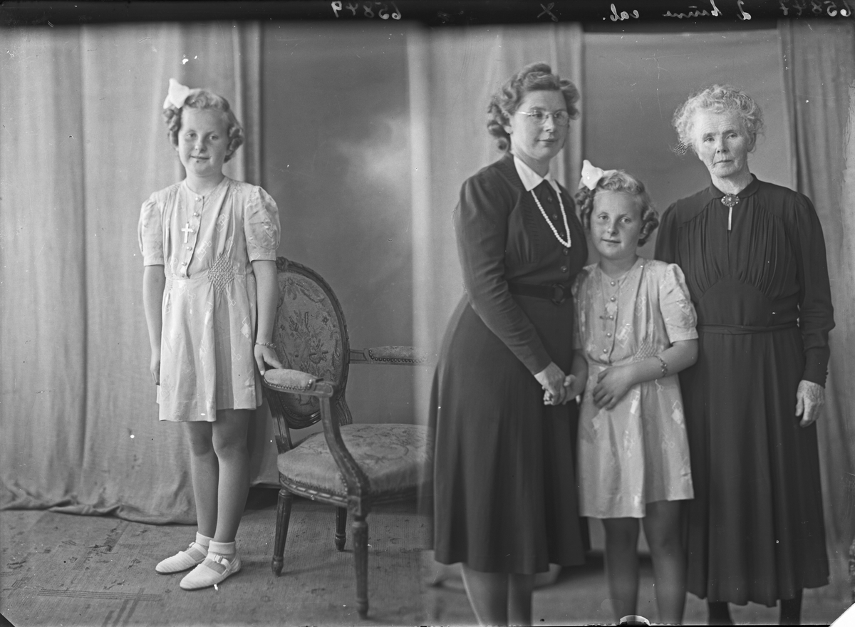 Gruppebilde. Familiegruppe på tre. Ung kvinne med briller, ung pike og eldre kvinne. Mor, barn og mormor. Bestilt av Otelie Larsen.