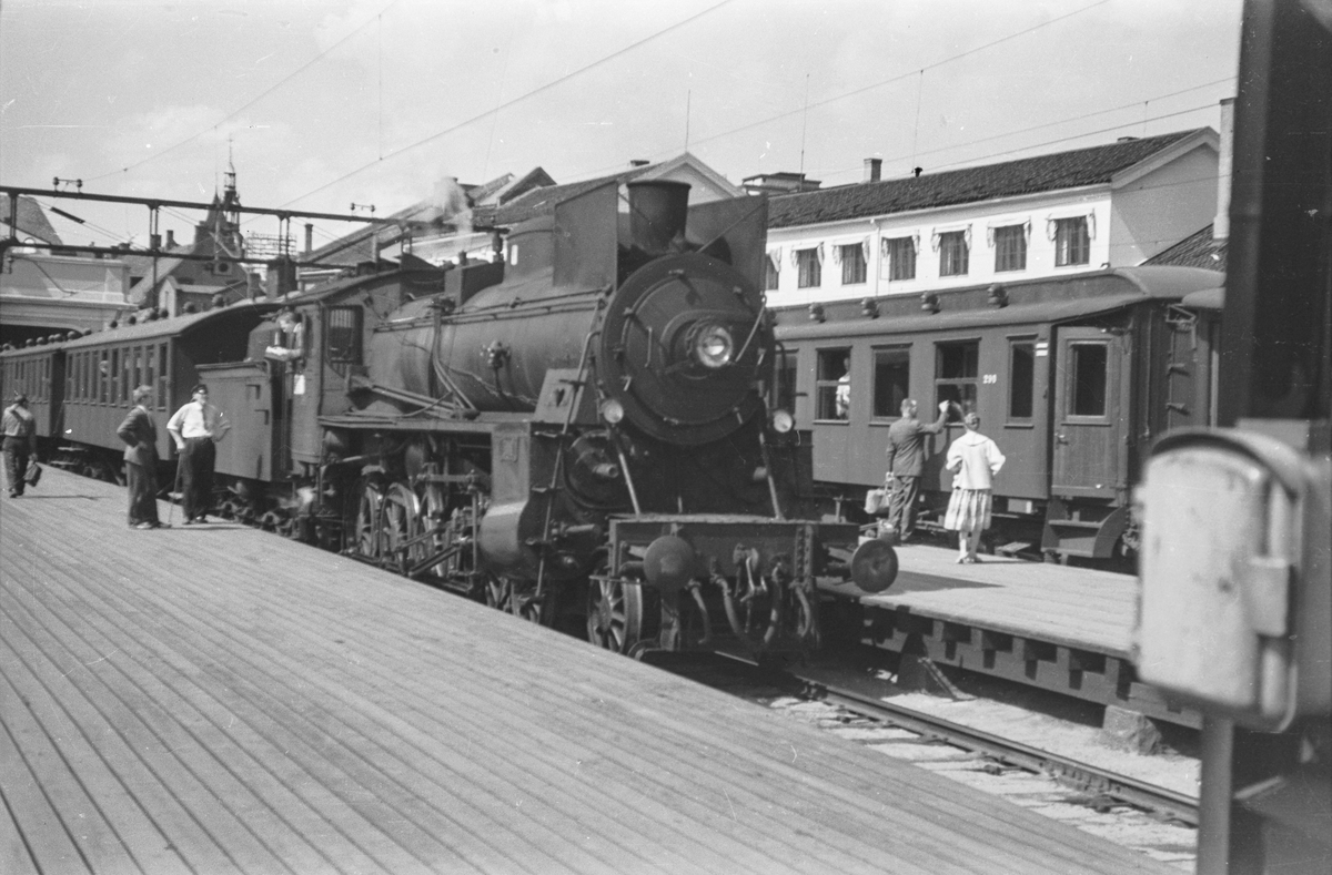 Persontog til Hovedbanen på Oslo Østbanestasjon. Toget trekkes av damplokomotiv type 26c nr. 398.