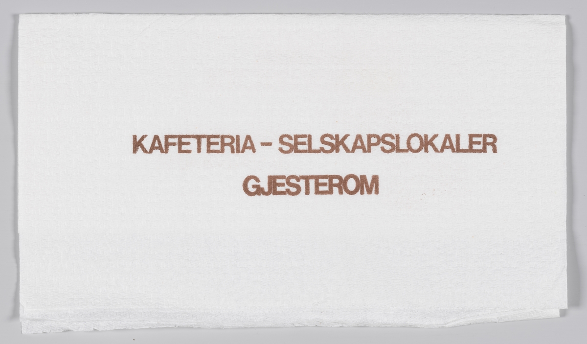 En kvinnelig servitør kommer med en bakke med mat og en reklametekst for Norrøna kafeteria i Trondheim.