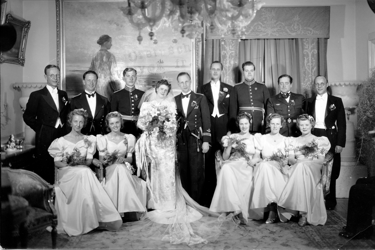 Gudrun Lembke och Carl Gustaf Rydelius vigdes i Örgryte och bröllopsfotografiet togs i familjen Lembkes hem i Göteborg.