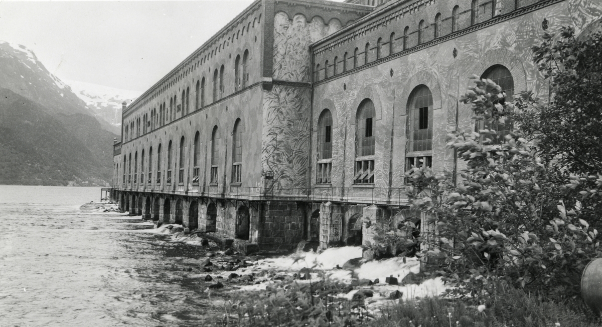 Kraftstasjonen malt i kamuflasjemaling under krigen.