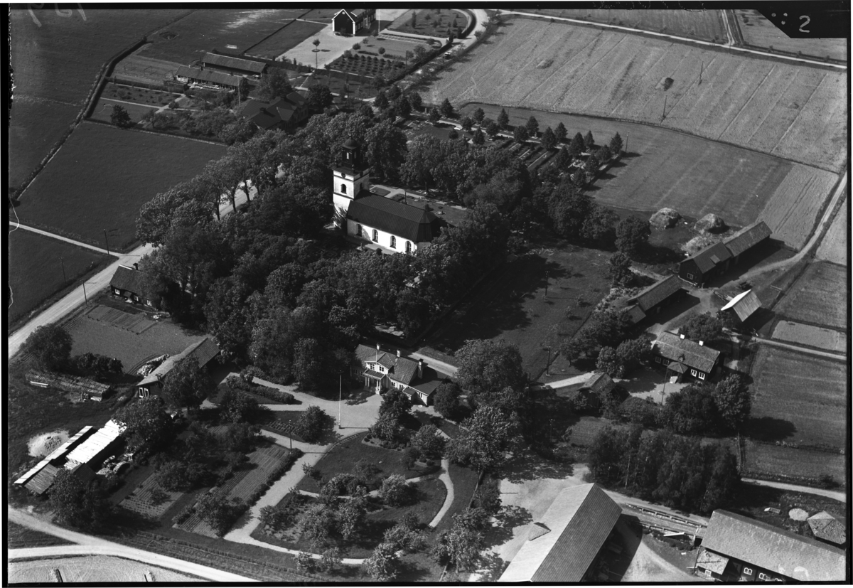 Flygfoto över Kolbäcks kyrka