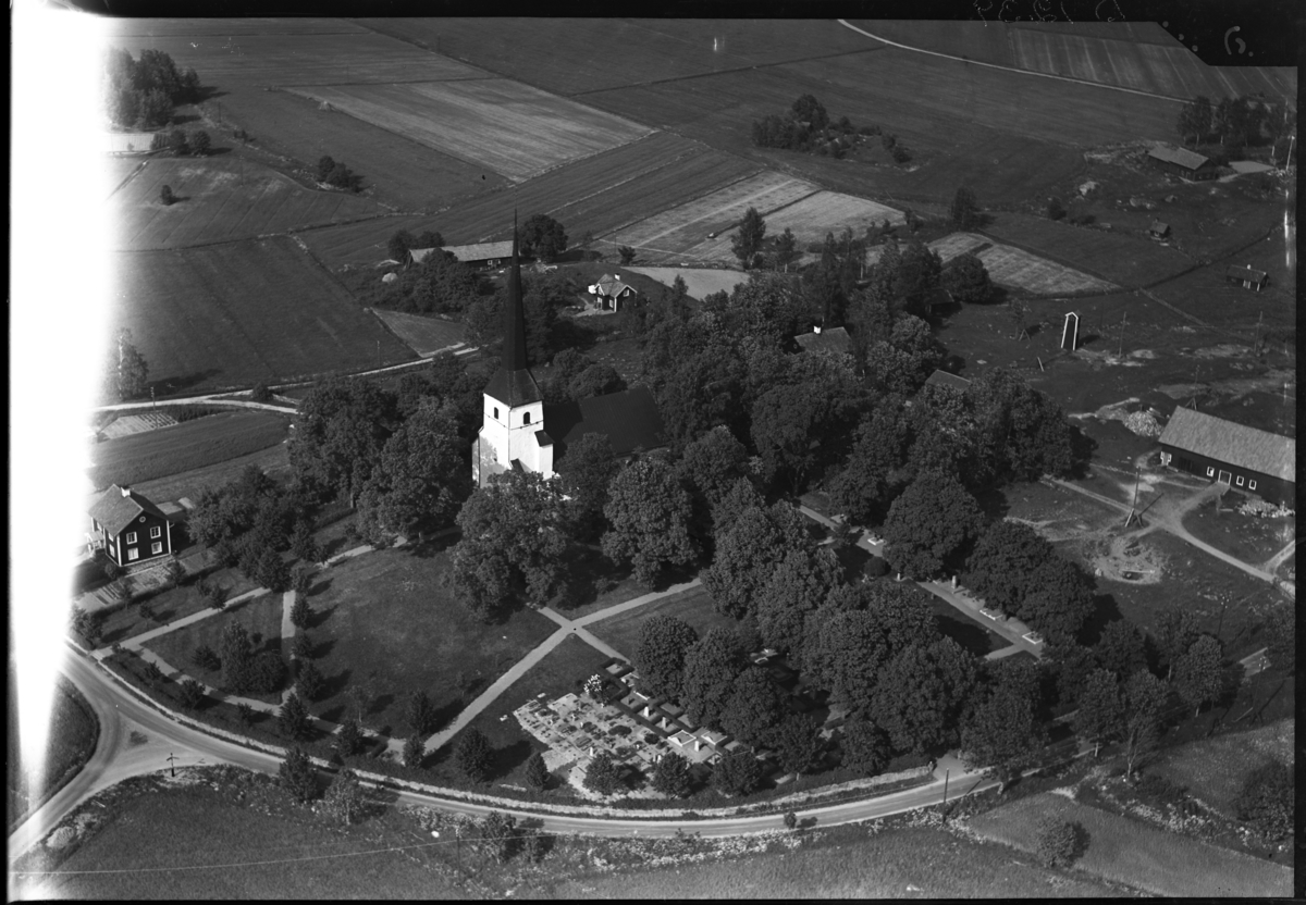 Flygfoto över Medåkers kyrka, Arboga