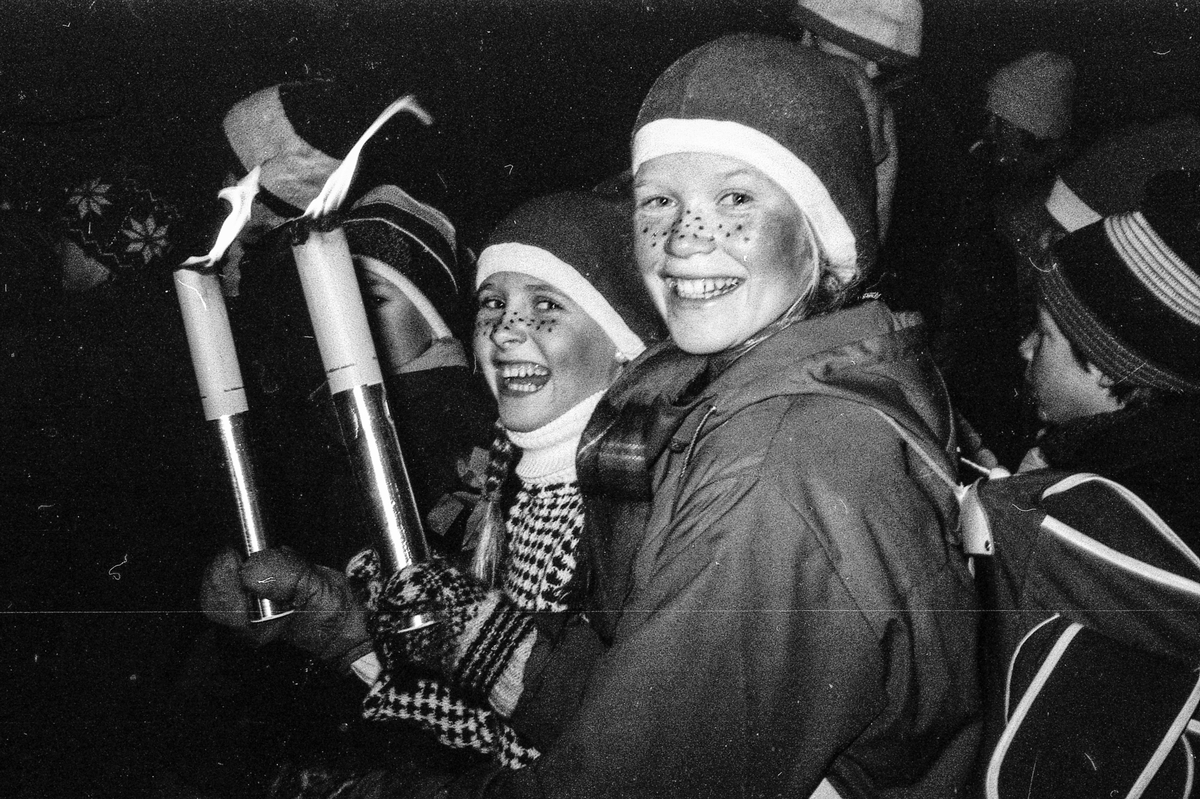 Julenissen med hest og slede i gågaten i Ski, Idretetsveien. Mange barn med fakler.