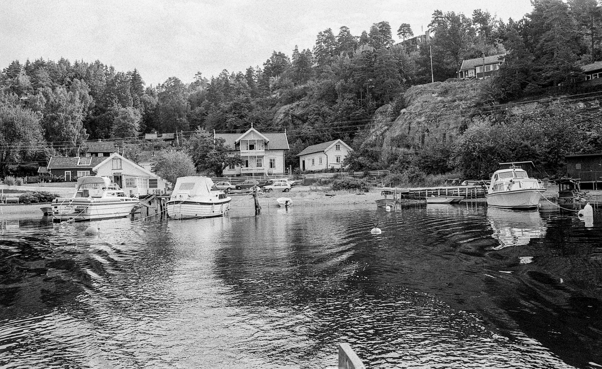 Kjøvangen ved Son. Koselig bukt med småbåter og hytter.