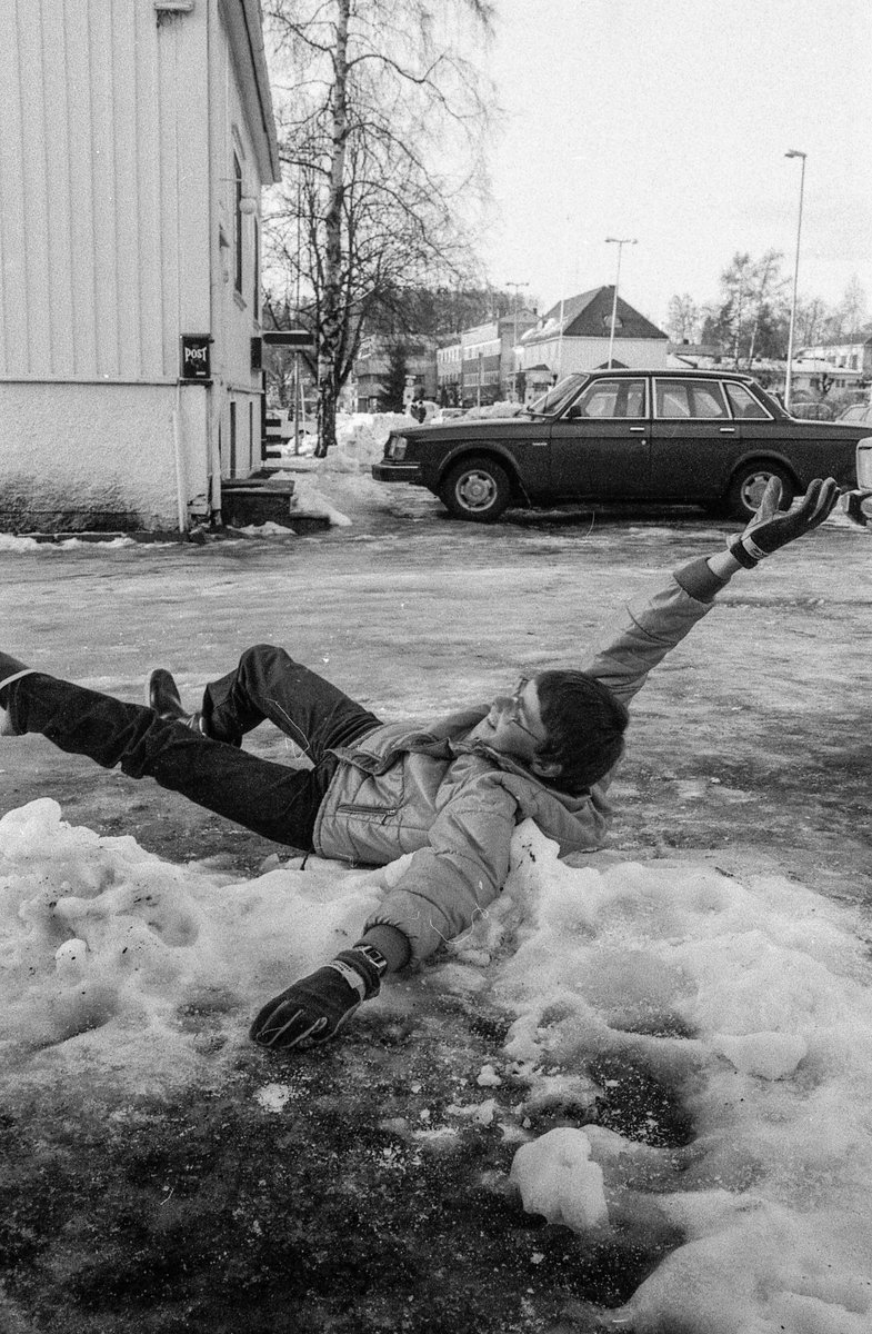 Sjangerbilde av gutt som faller på isen.
