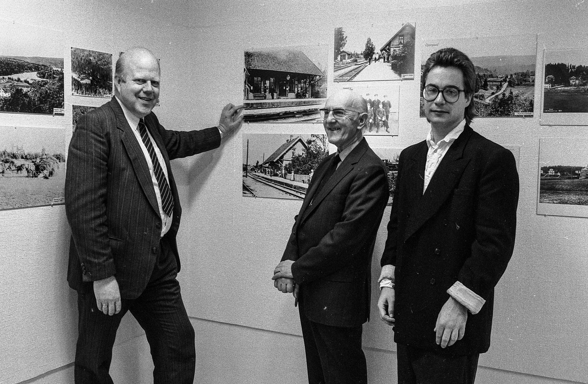 Fotoutstilling av historiske bilder i Oppegård bibliotek.
Fra venstre: Willy Østberg, Karl Djupeng og Sigbjørn Iversen