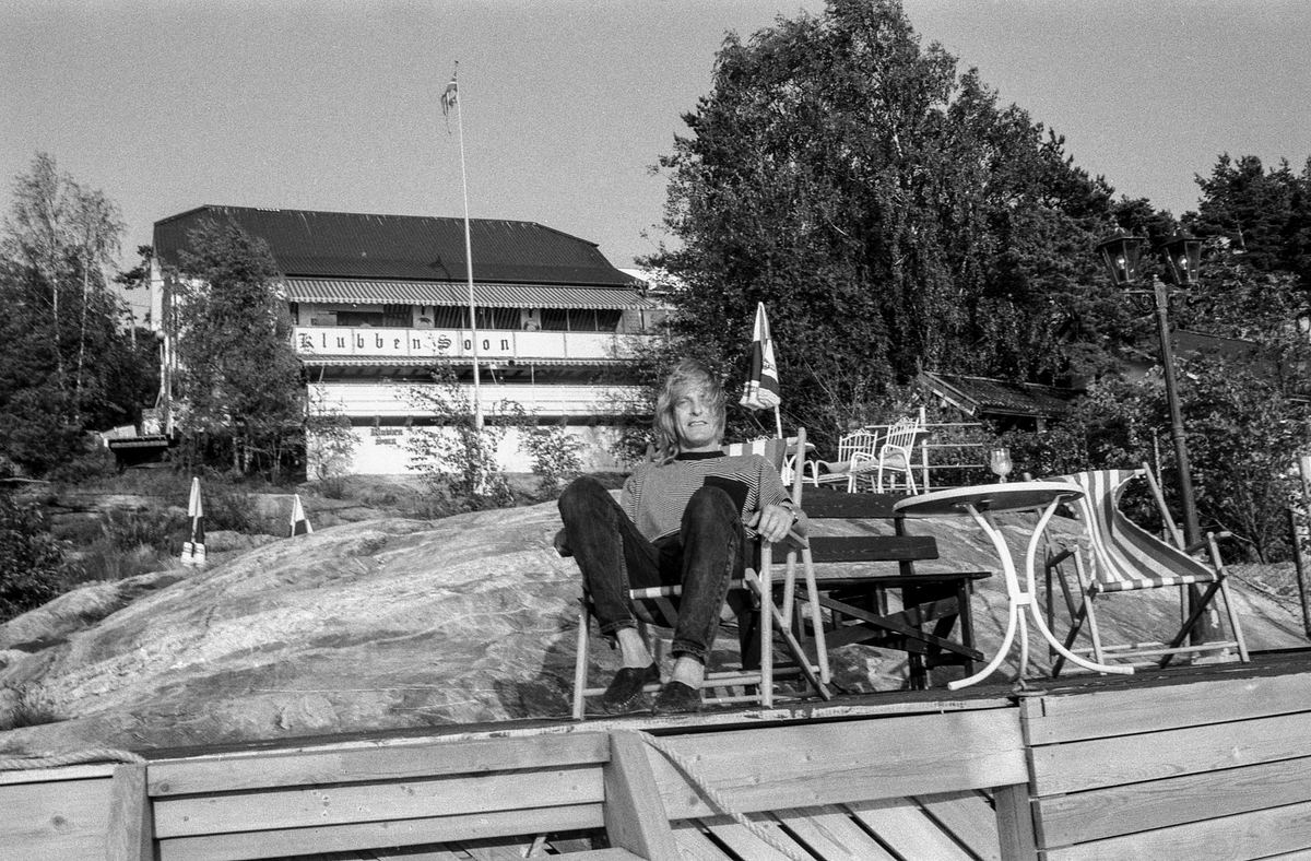 Klubben i Son, Innhaver Alex Johannessen sitter i fluktstol på brygga foran Klubben.