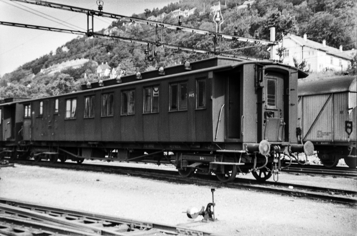 Person-, reisegods- og konduktørvogn litra  BFo2b type 1 nr. 965 på Bergen stasjon.