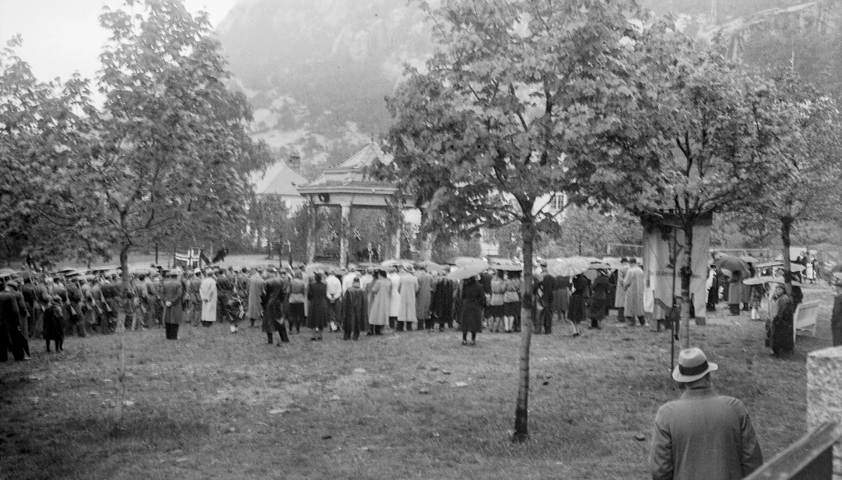 Folkemengde ved paviljongen i Tyssedal
