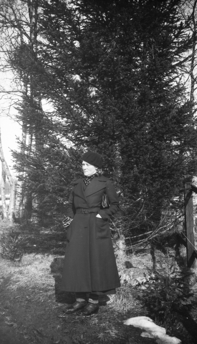 Elida Hay fra Årbostad. Trær i bakgrunnen.