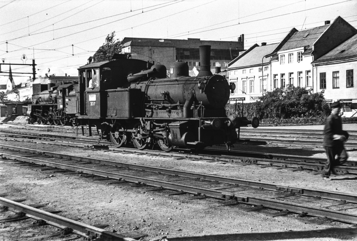 Damplokomotiv type 25b nr. 337 i skiftetjeneste på Hamar stasjon.