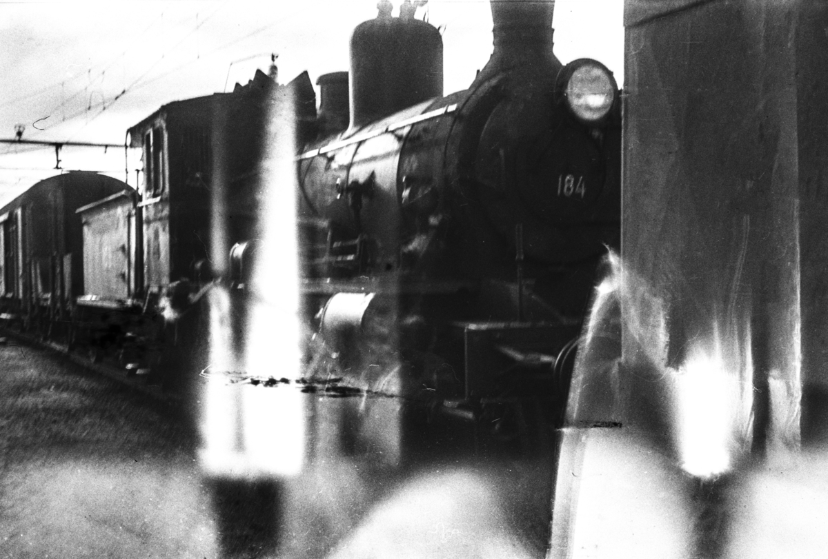 Damplokomotiv type 18c nr. 184 på Hamar stasjon.