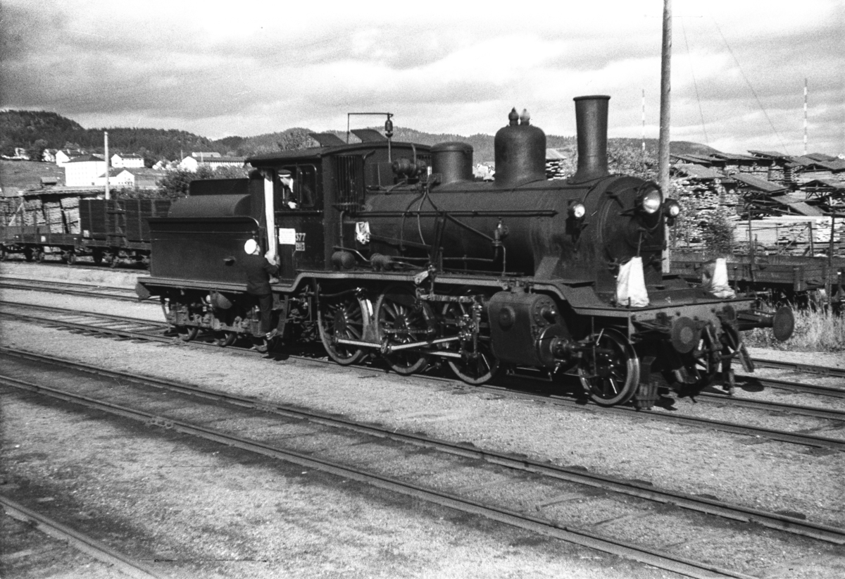 Damplokomotiv type 21c nr. 377 på Namsos stasjon.