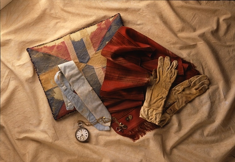 Föremål från Andréexpeditionen: handskar, scarf, slips, kronometer, kudde med unionsmärke.