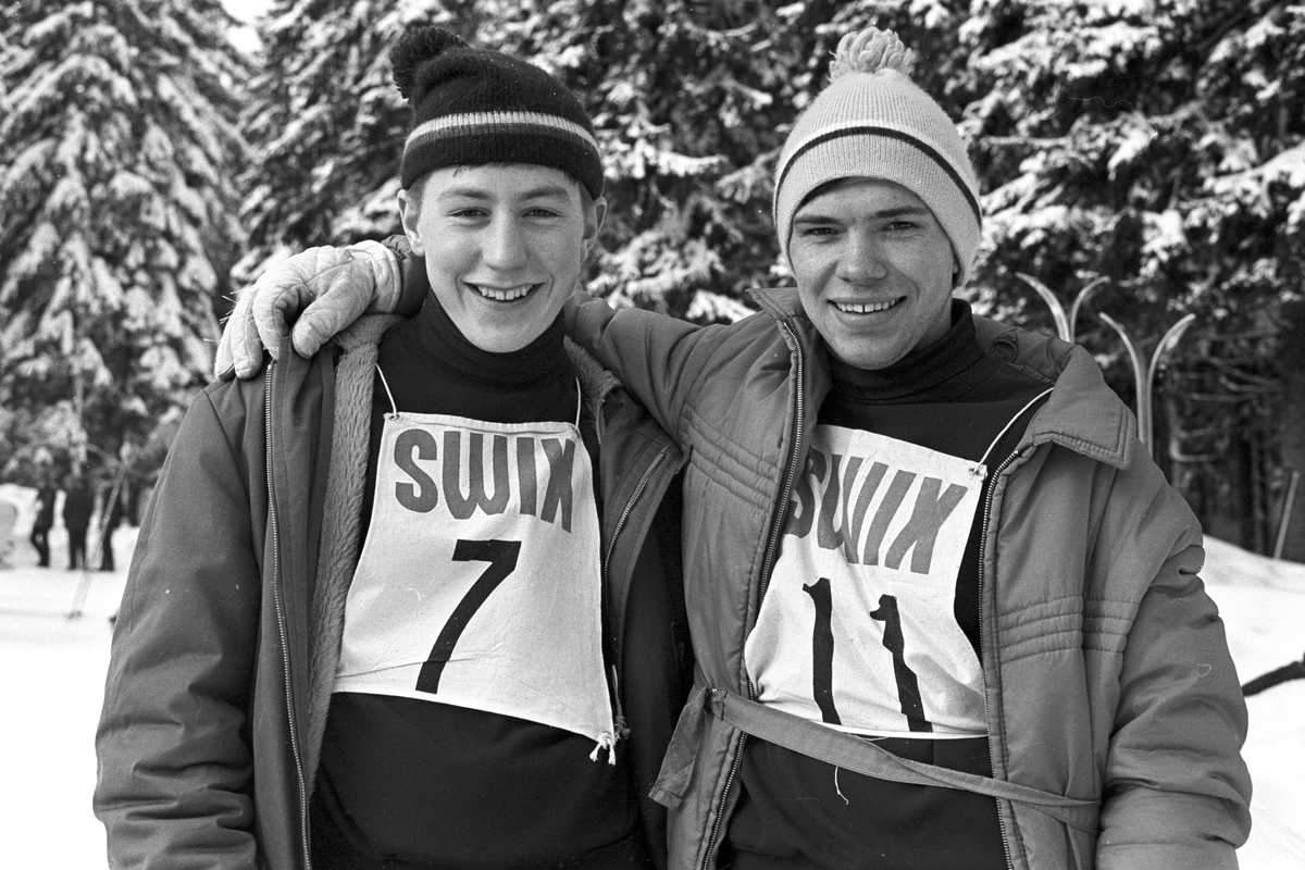 To skihopper, NM i hopp for junior, Midtstubakken. Fotografert februar 1969.