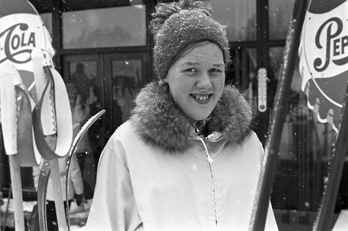 En jente, NM i langrenn for junior, Holmenkollen. Fotografert februar 1969.