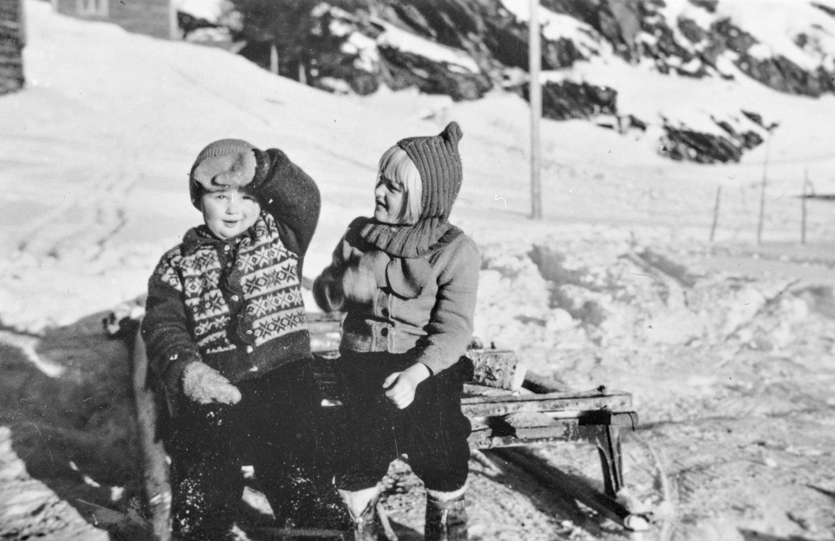 Leif Ivar Seljestad og Ingunn Løyning i snøen på Løyning